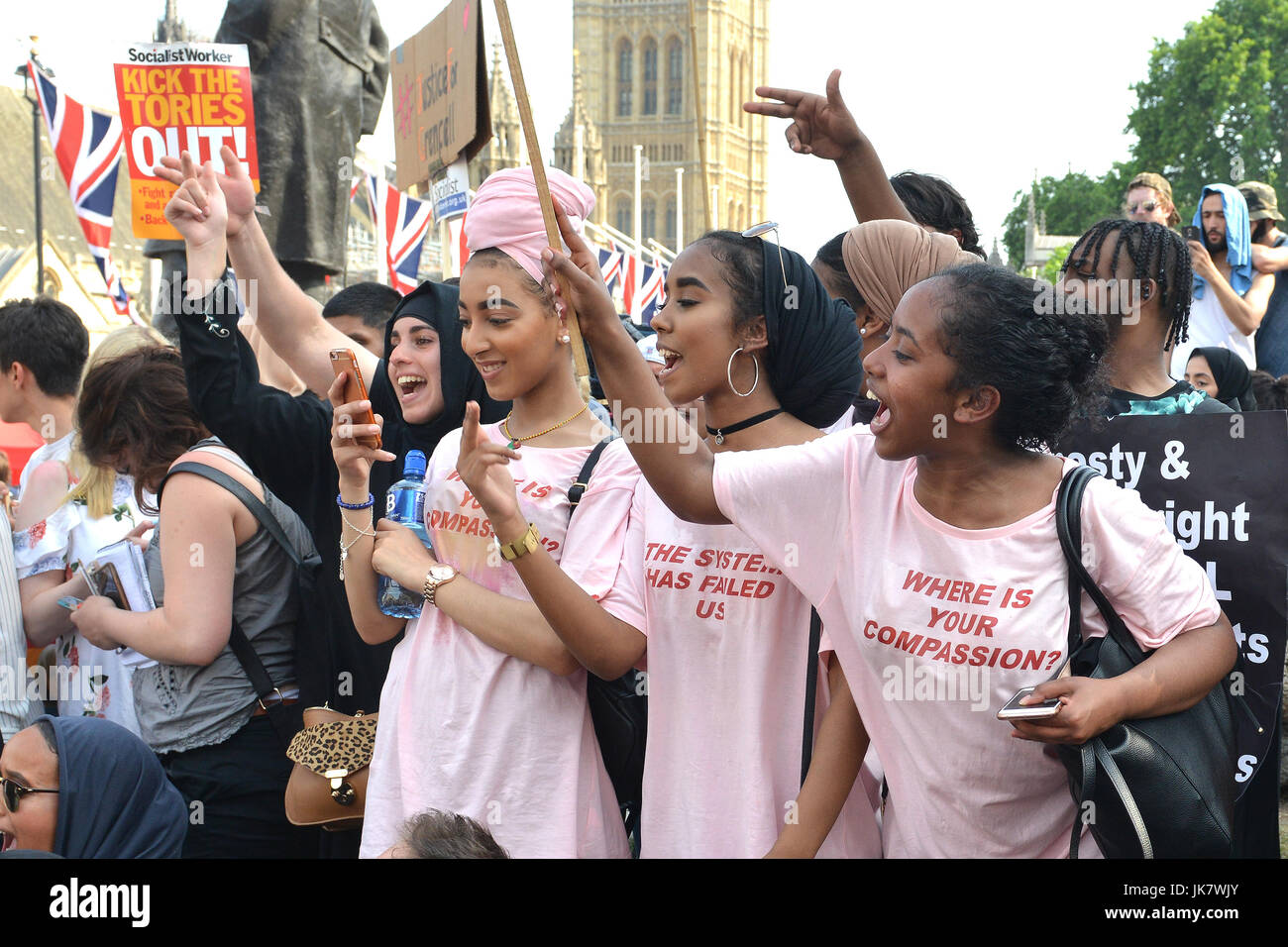 Ein Protest, veranstaltet von "Bewegung für Gerechtigkeit durch irgendwelche Mittel notwendig", marschierte von Shepherds Bush Green, Parliament Square am Tag der Thronrede, fordert Gerechtigkeit für die Opfer der Grefell Turm mit: Atmosphäre wo: London, Vereinigtes Königreich bei: Kredit-21. Juni 2017: Howard Jones/WENN.com Stockfoto