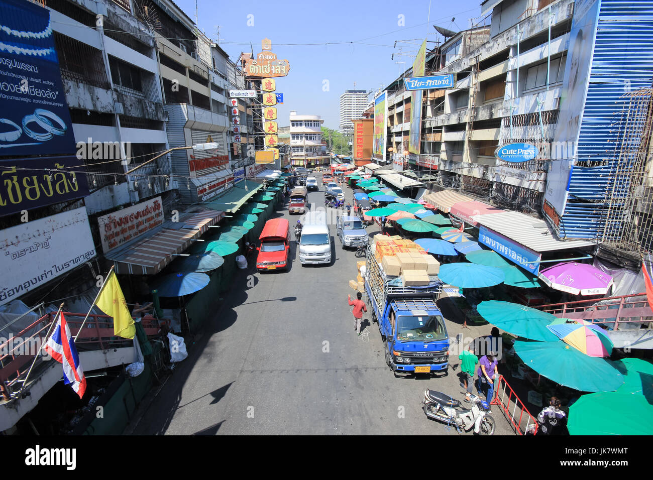 CHIANG MAI, THAILAND - 25. Februar 2015: Verkehr auf Wichayanon Straße. In der Nähe von Kad Luang oder Wa Ro Rod Markt. Innenstadt von Chiang Mai Stadt. und Stadt Stockfoto