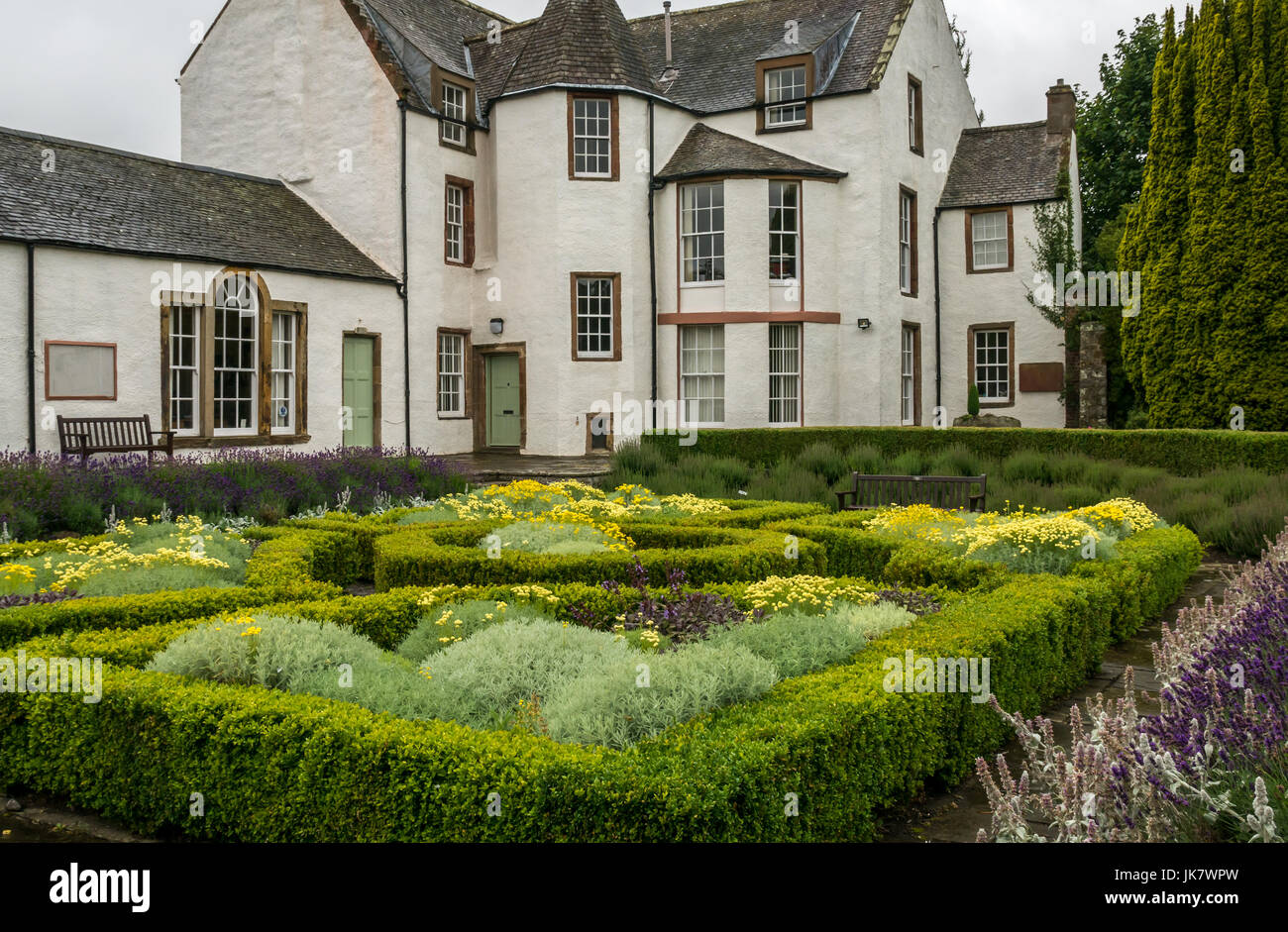Formale versunkene Garten und Haddington House in St Mary Pleasance Garten in Haddington, East Lothian, Schottland Stockfoto