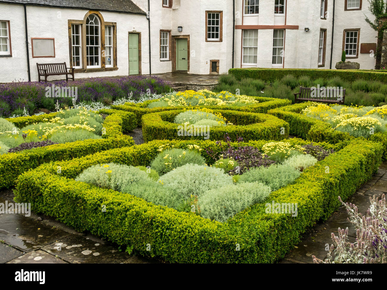 Formale Sunken Garden und Haddington House, St Mary's Pleasance Garten, Haddington, East Lothian, Schottland, Großbritannien Stockfoto