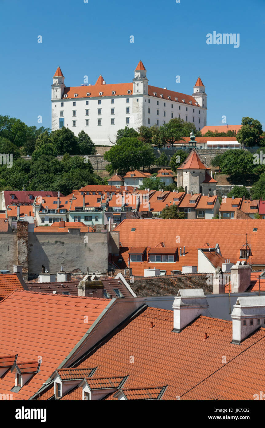 Blick auf die Burg von Bratislava und der Altstadt Dächer, Slowakei Stockfoto