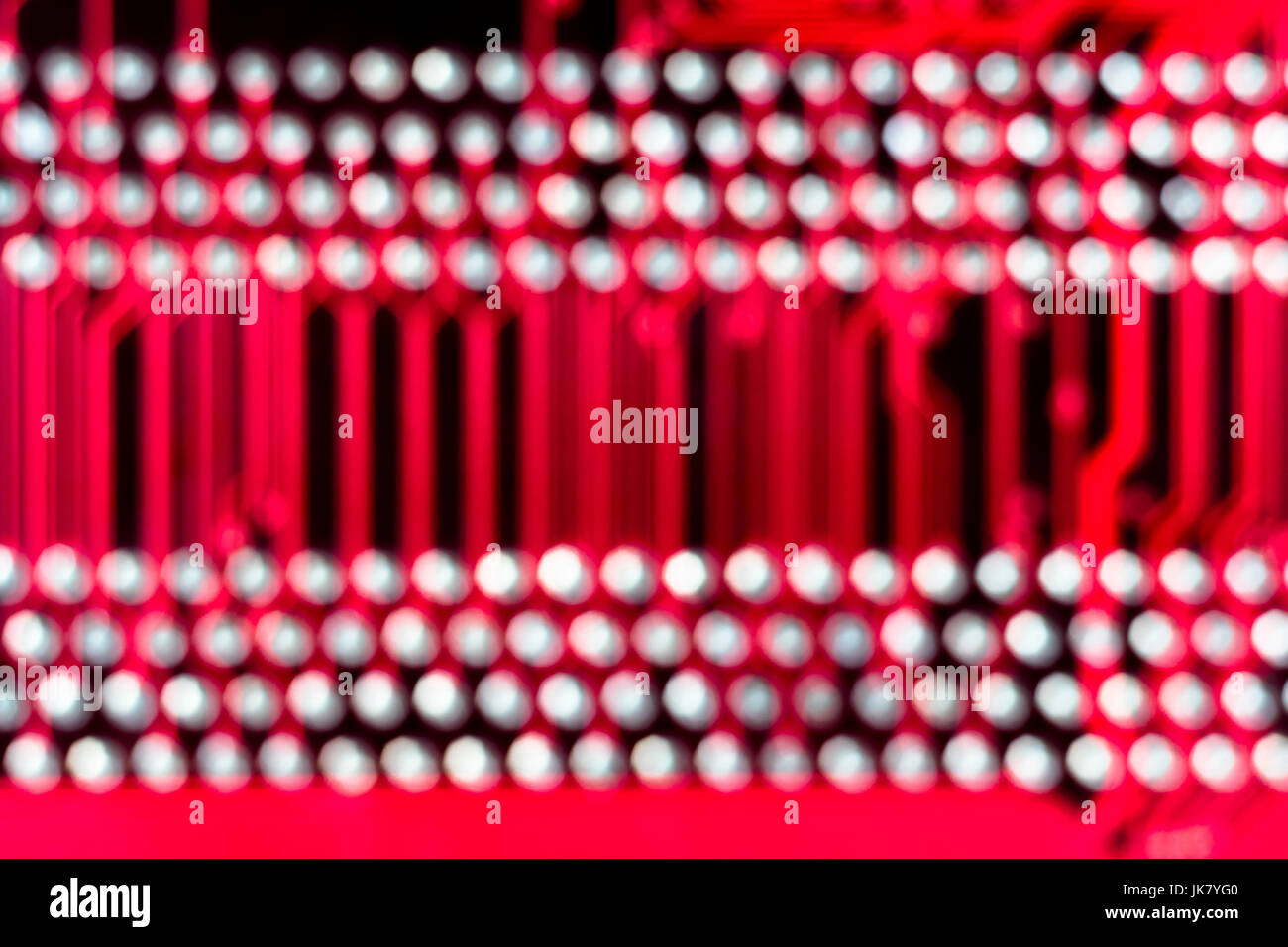 Abstrakt: Verdrehte Aufnahme der Steckerspuren auf einer roten Leiterplatte. Abstrakte Punkte. Stockfoto