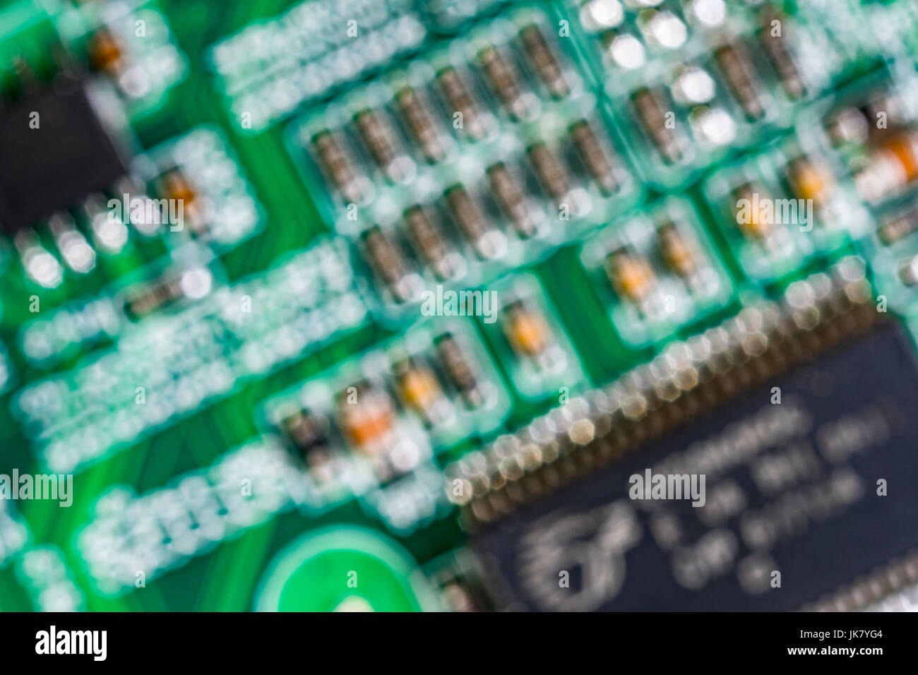 Aus Focus Bild der Komponenten auf eine grüne Leiterplatte (pcb). Stockfoto