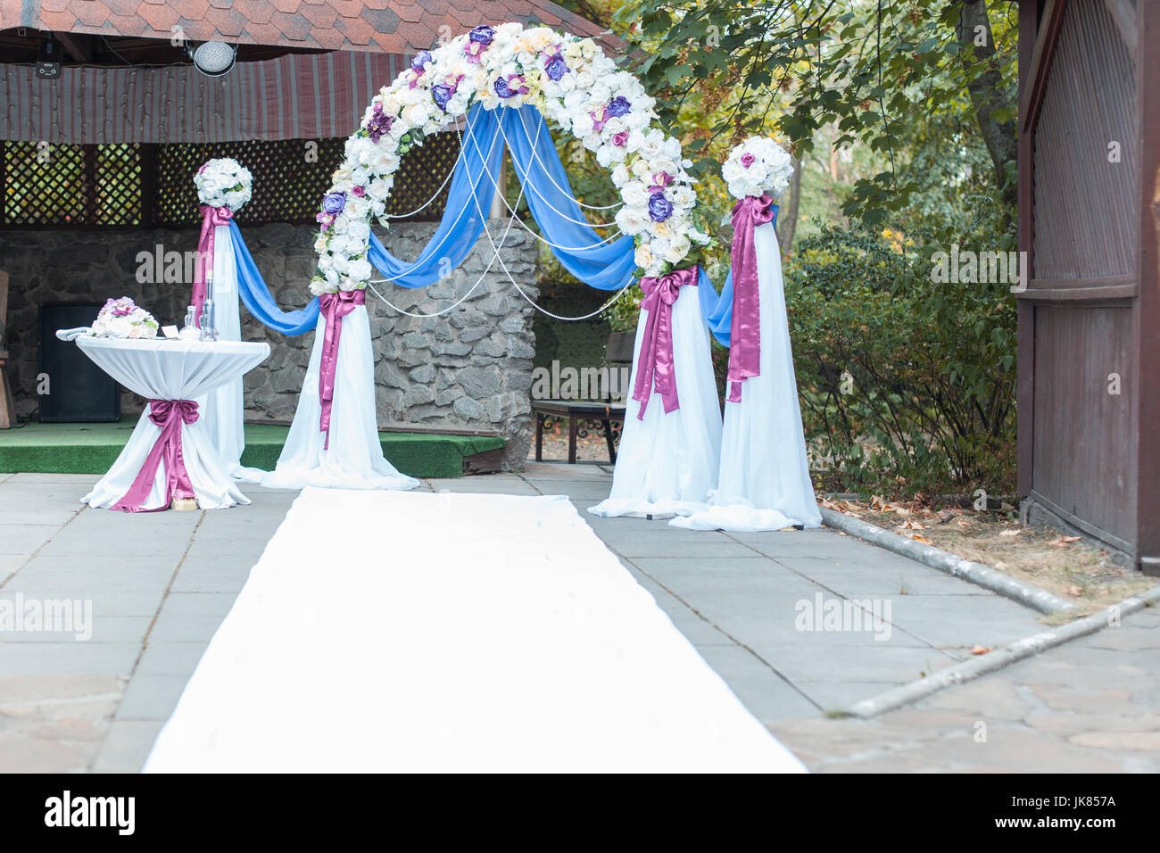 Hochzeit im freien Bogen mit Tisch, Hochzeitstag Stockfoto