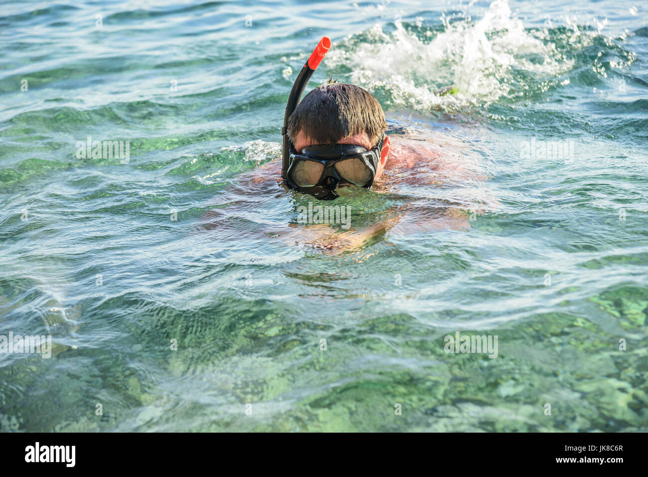 Der Mensch in eine Tauchmaske im Meerwasser. Stockfoto