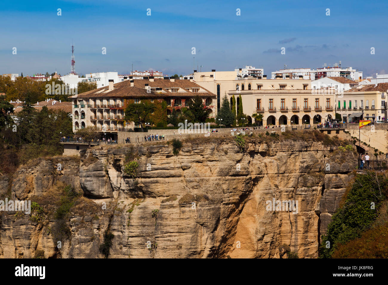 Spanien, Andalusien, Provinz Malaga, Ronda, Cliffside Gebäude, Plaza de Espana Stockfoto