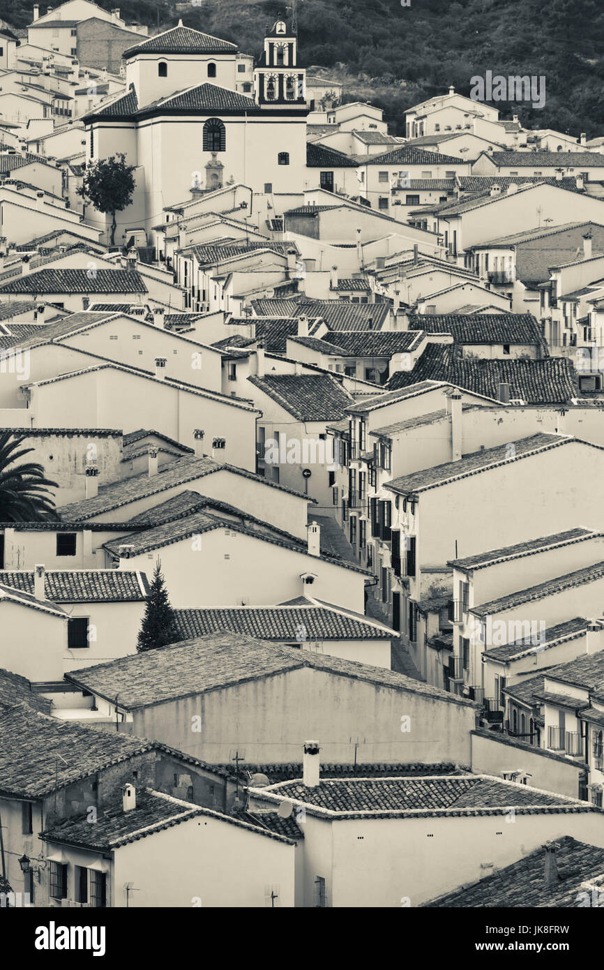 Spanien, Andalusien, Provinz Cadiz, Grazalema, erhöhte Ansicht eines weißen andalusischen Dorfes, am späten Nachmittag Stockfoto