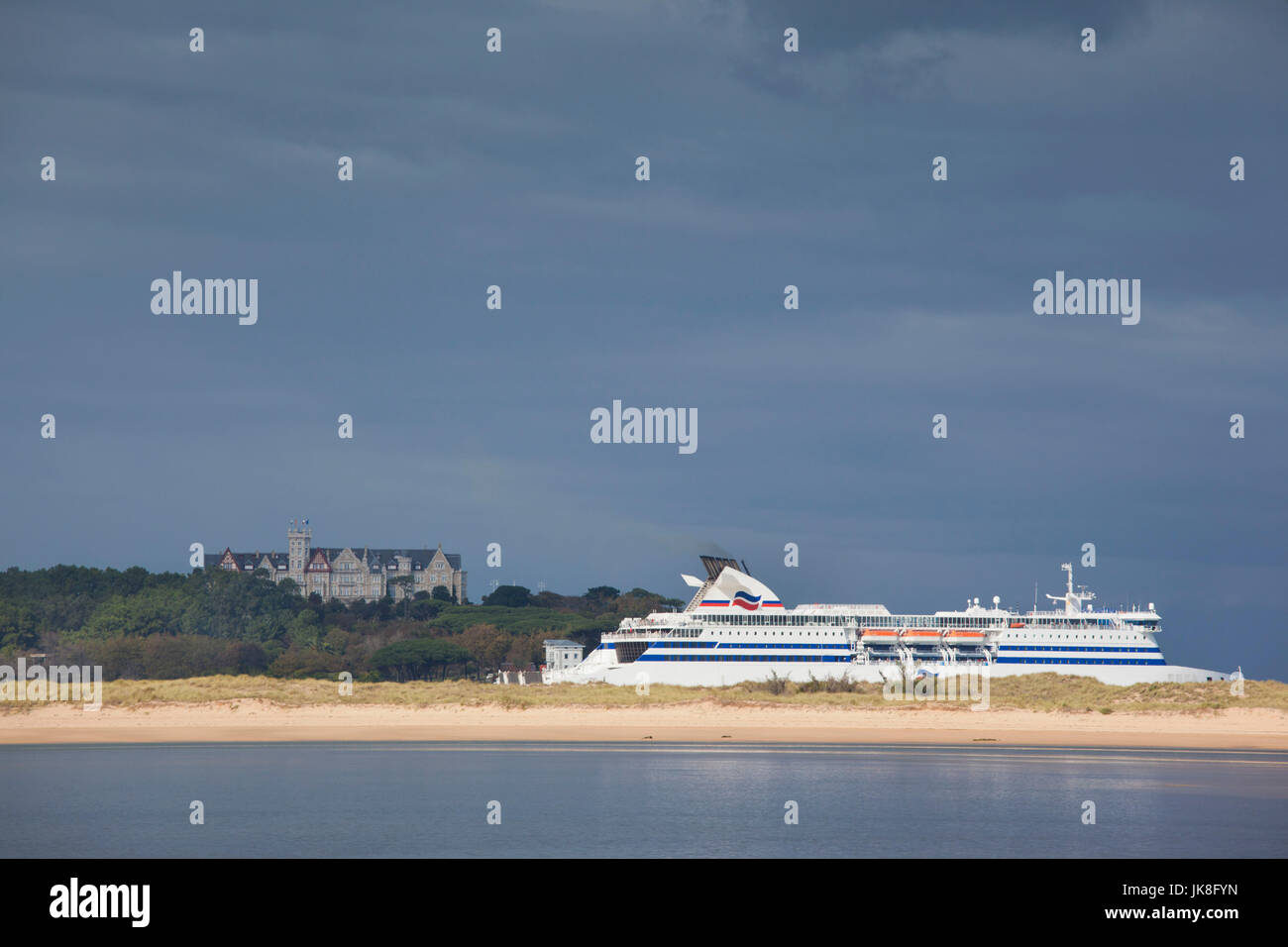 Spanien, Region Kantabrien, Cantabria Provinz Santander, große Fähre auf die Bucht von Santander und der Palacio De La Magdalena auf der Peninsula De La Magdalena Stockfoto