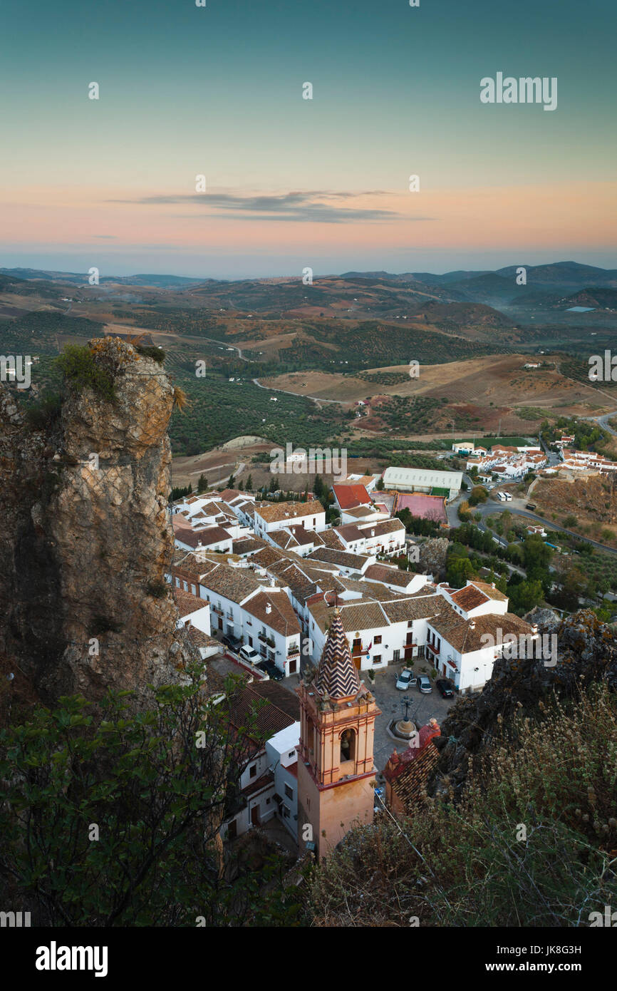 Spanien, Andalusien, Provinz Cadiz, Zahara De La Sierra, erhöhten Blick, Morgendämmerung Stockfoto