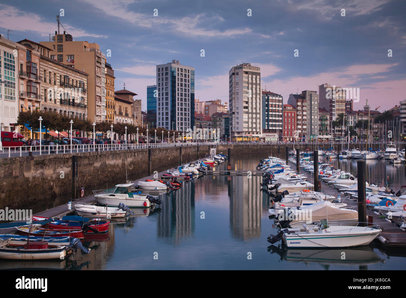 Spanien, Asturien, Asturias Province, Gijon, Cimadevilla Altstadt, Harbourfront Gebäude entlang der Puerto Deportivo port, Abend Stockfoto