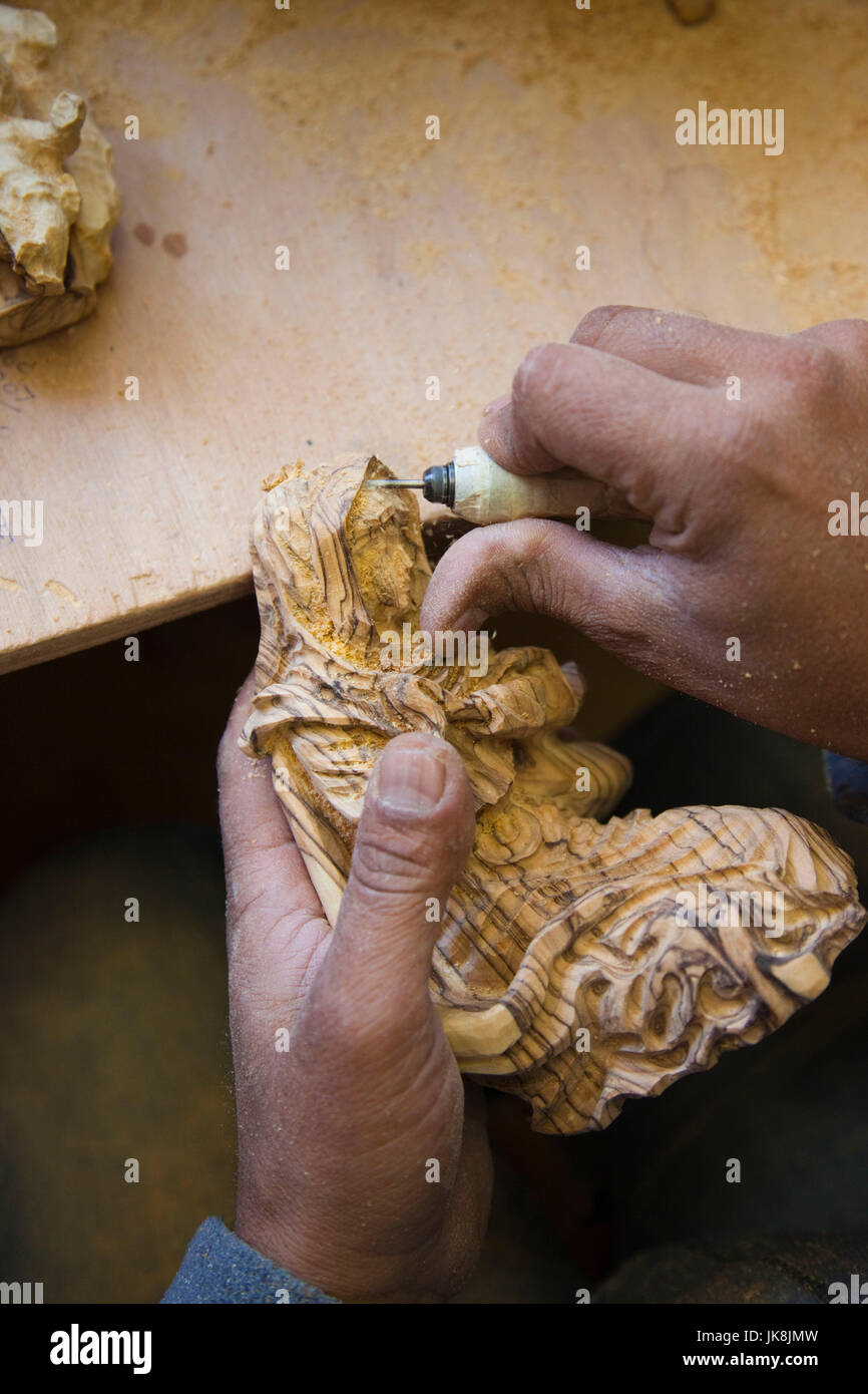 Israel, Westjordanland, Bethlehem, Arabische christliche Handwerker machen religiöse Holzfiguren, R, MR ISL 11 003 Stockfoto