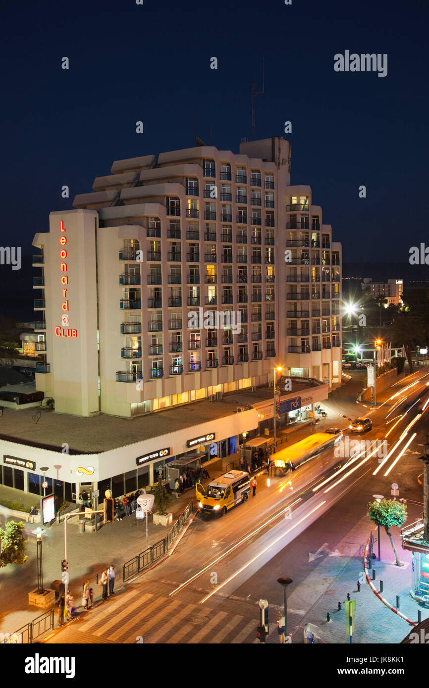 Israel, das Galiläa, Tiberias, HaBanin Straße und Leonardo Club Hotel dusk Stockfoto