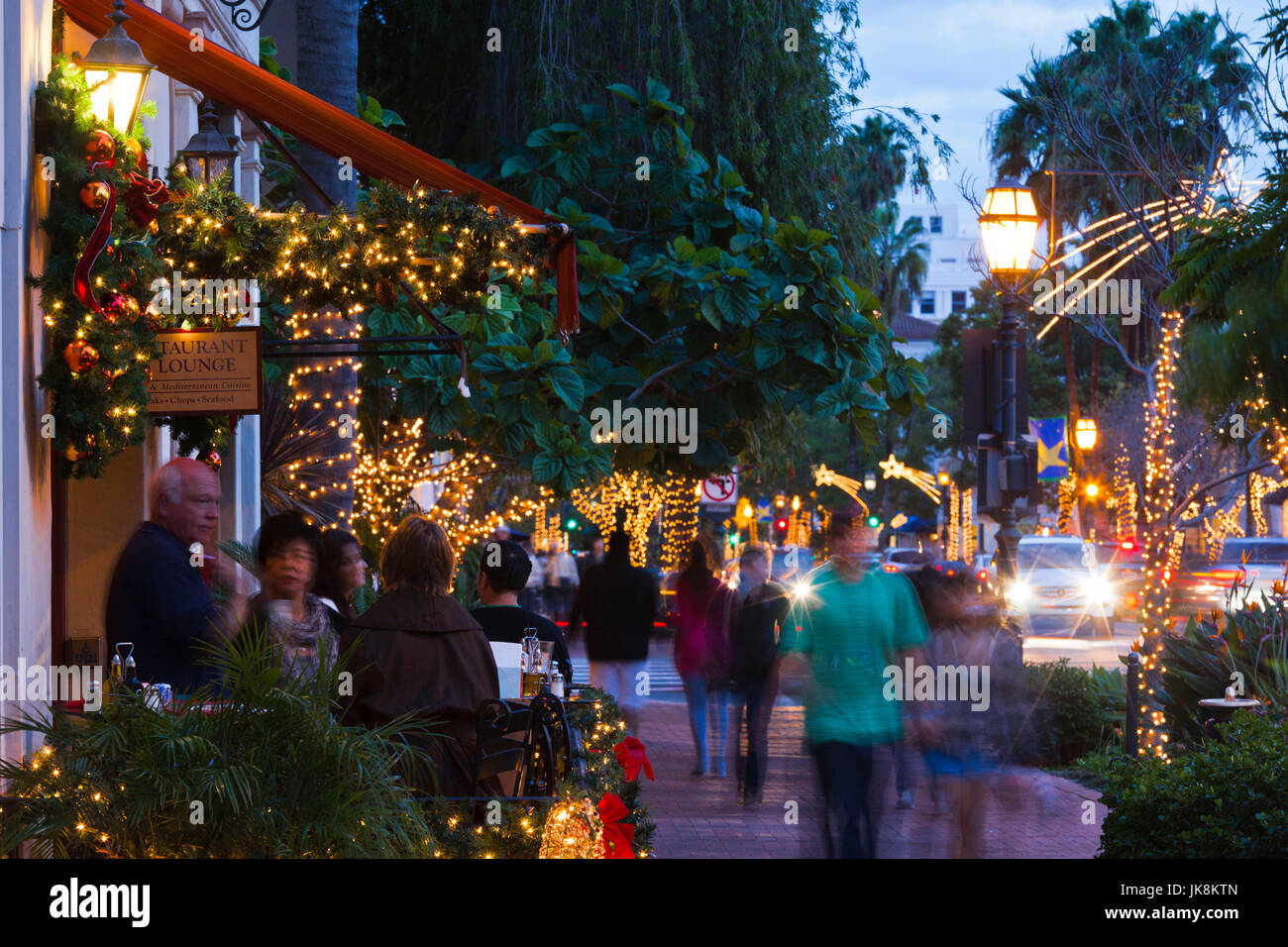 USA, California, Southern California, Santa Barbara, Cafés und Menschen auf der State Street, am Abend Stockfoto