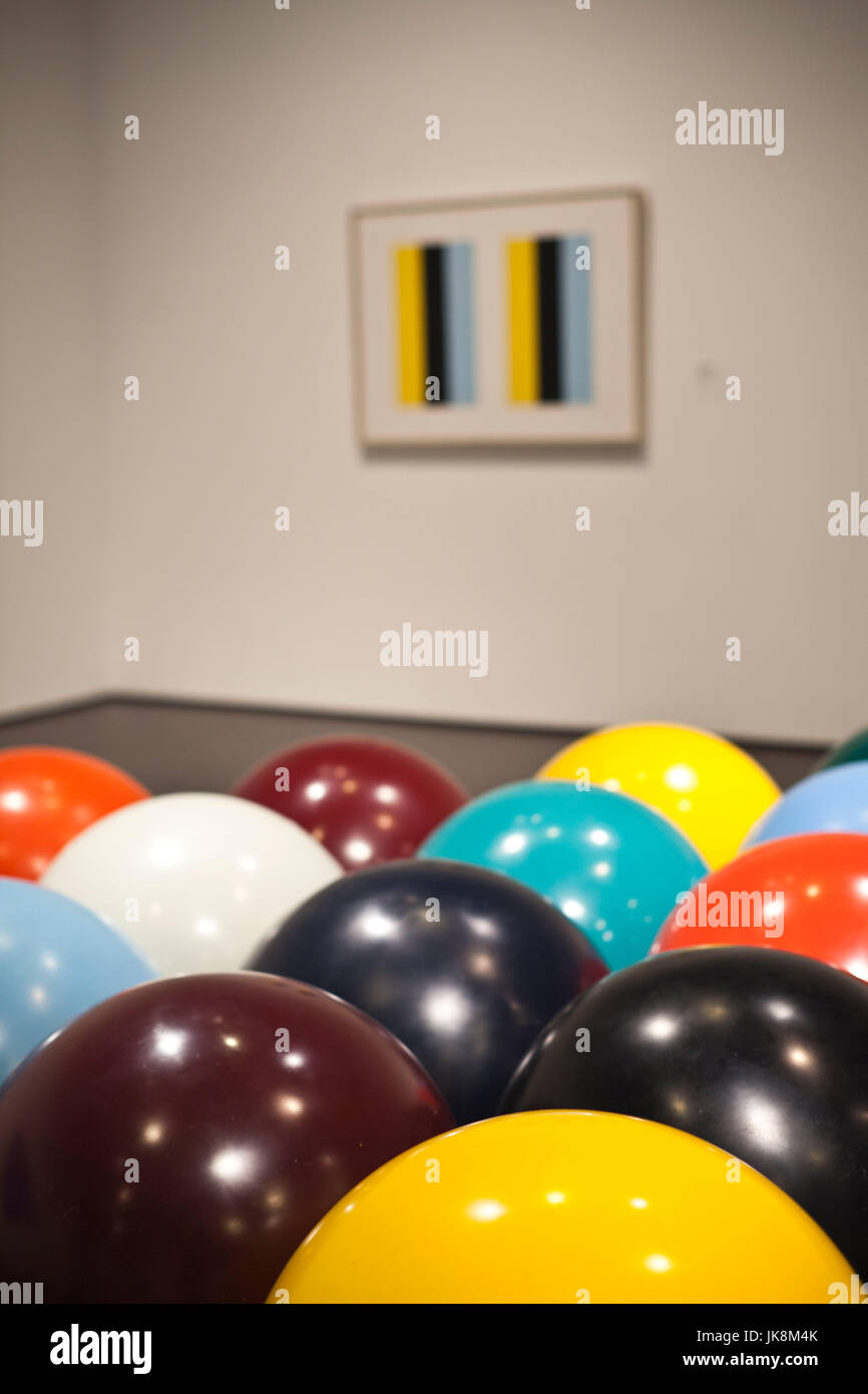 USA, California, Southern California, Los Angeles, Los Angeles County Museum of Art, LACMA, Giant Pool Balls von Claes Oldenburg und #26 von John McLaughlin Stockfoto