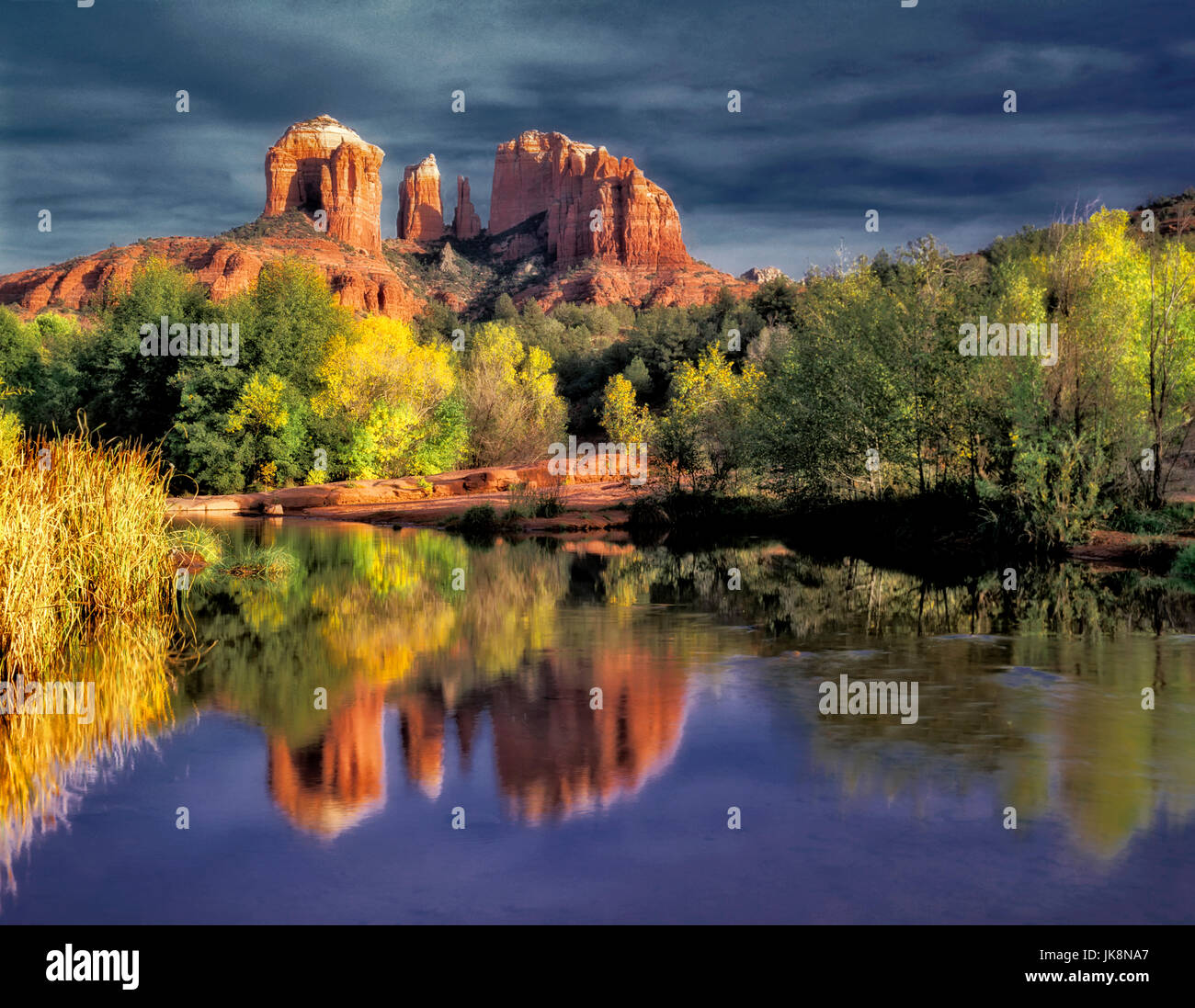 Cathedral Rock spiegelt sich in Oak Creek, Arizona Stockfoto