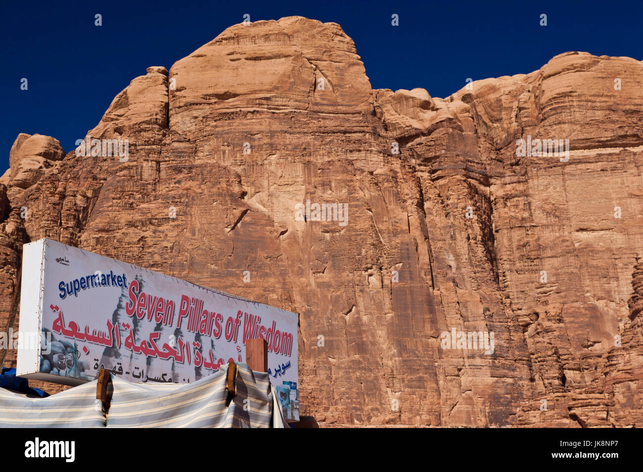 Jordan, Wadi Rum, Rum Dorf, Schilder für die sieben Säulen der Weisheit-Supermarkt Stockfoto