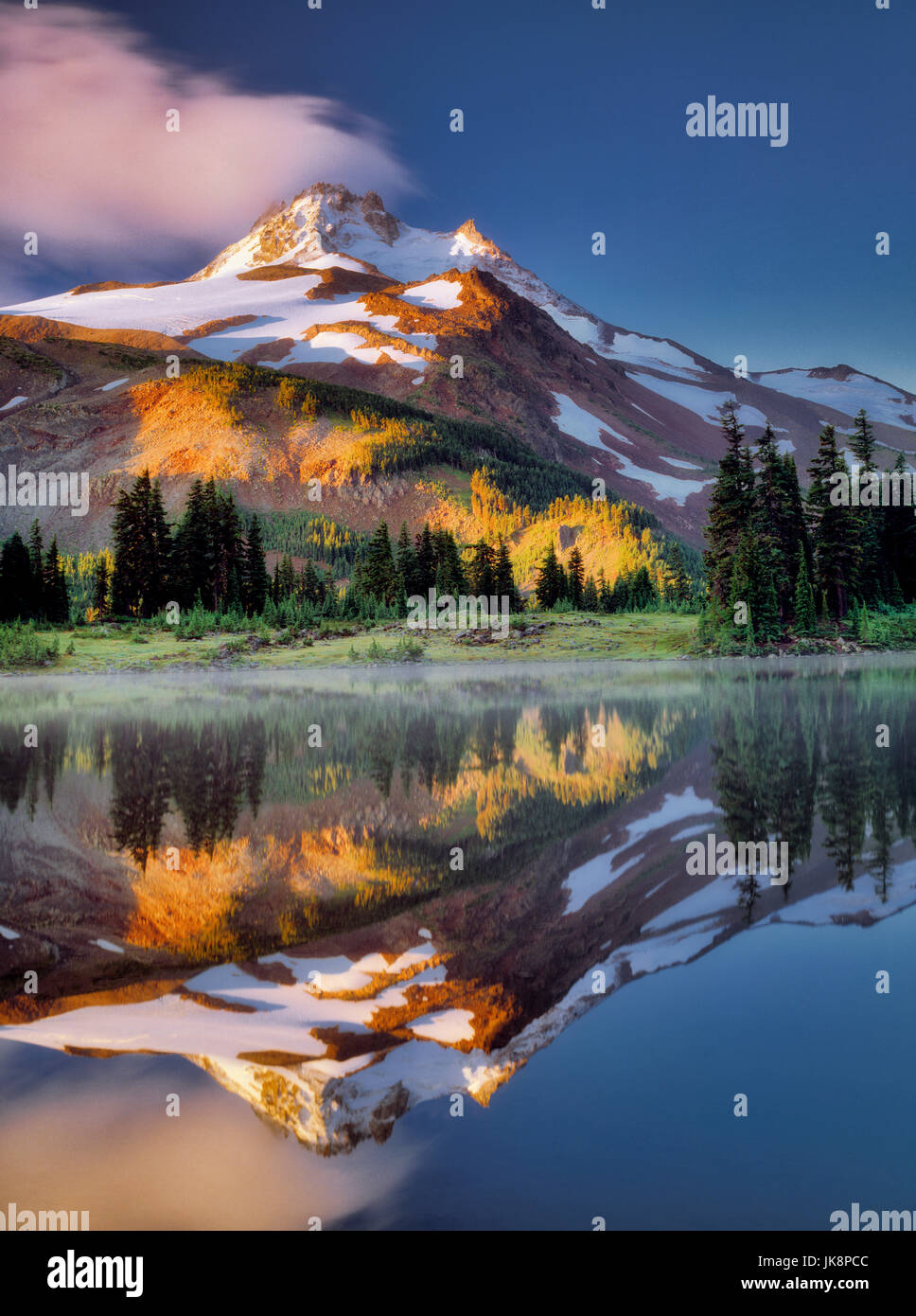 Mt. Jefferson mit Reflexion in Russell See. Mt. Jefferson Wildnis, Oregon Stockfoto