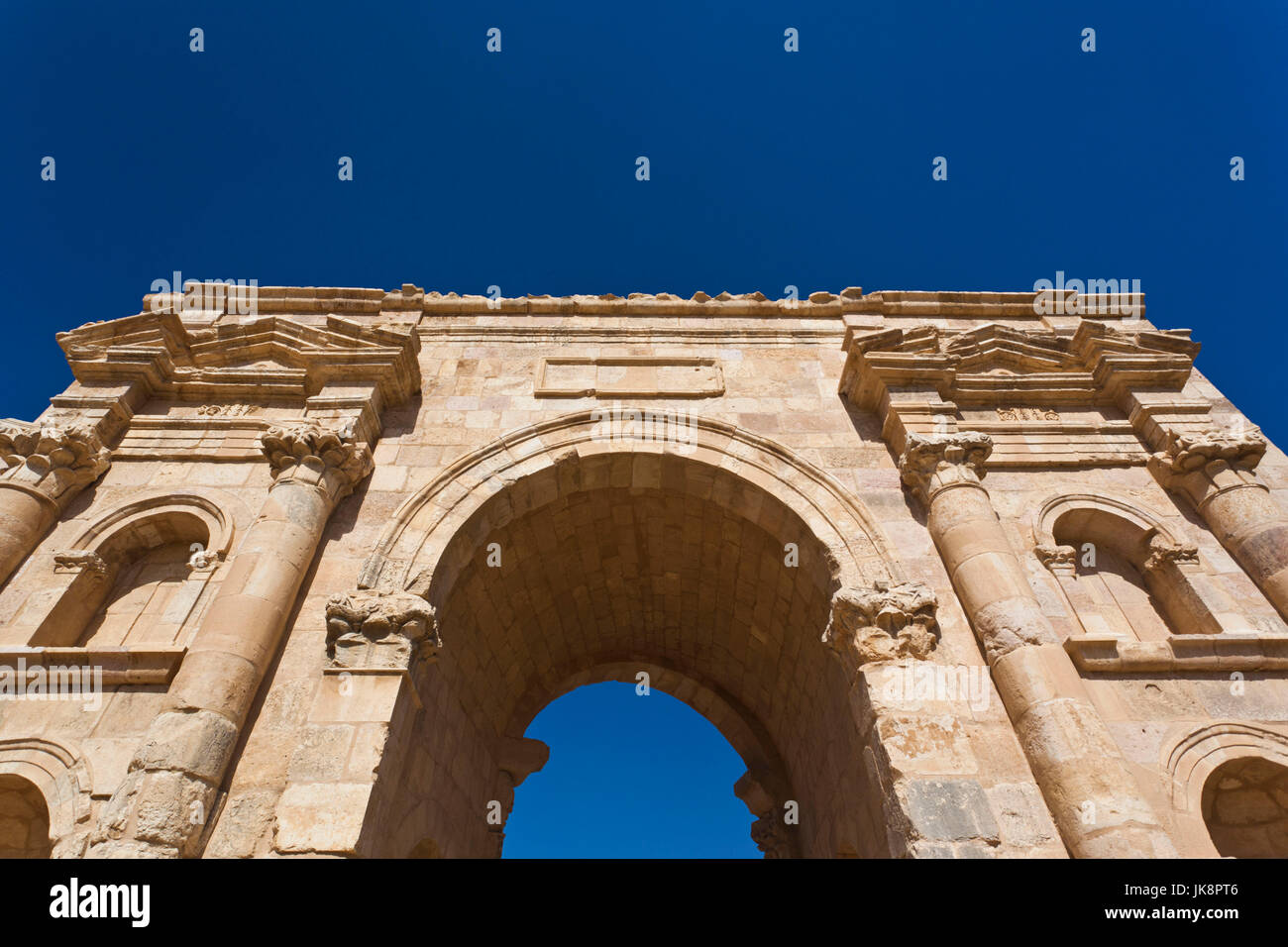 Jordan, Jerash, Überblick über die Römerzeit Ruinen, Detail der Propyleaum Stockfoto