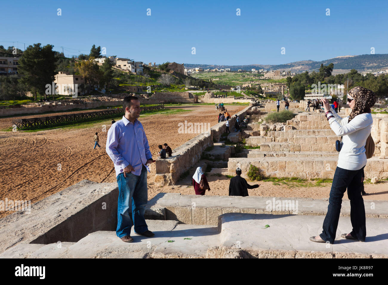 Jordan, Jerash, Ruinen römischer Zeit, Besucher auf dem Hippodrom Stockfoto