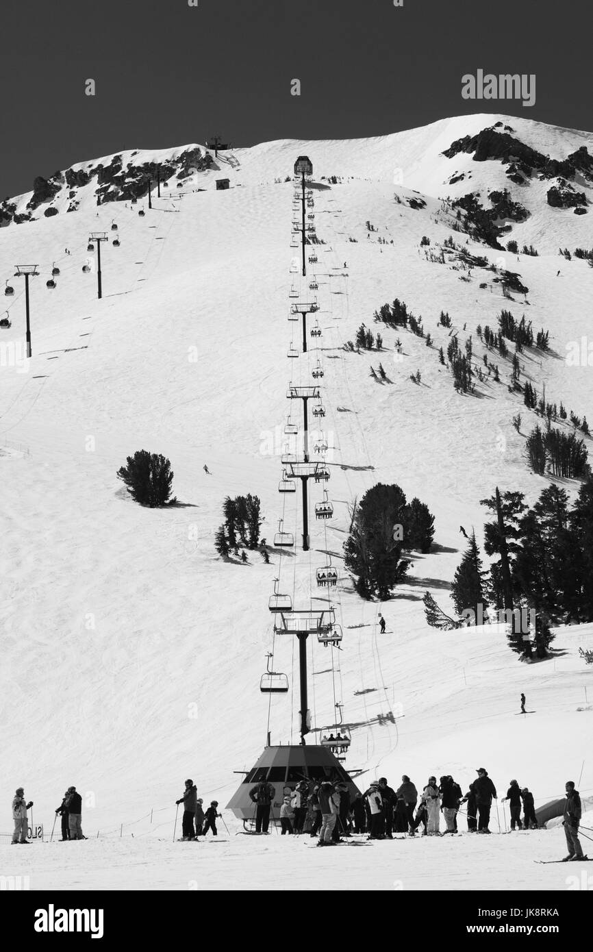 USA, California, östliche Sierra Nevada Bereich, Mammoth Lakes, Skigebiet Mammoth Mountain, Skilift am McCoy Station Stockfoto