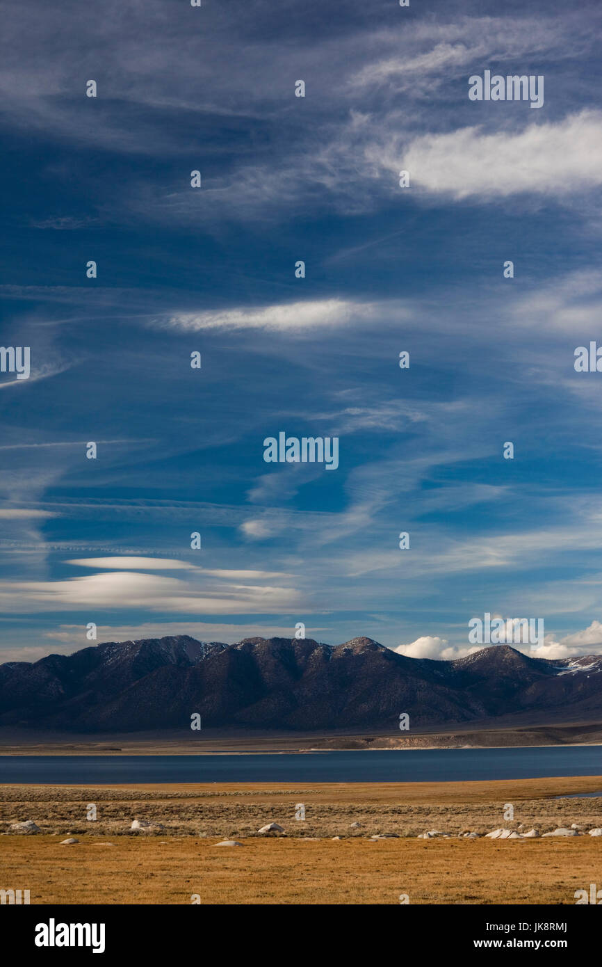 USA, California, Sierra Nevada Ostregion, Whitmore Hot Springs, Landschaft von Lake Crowley mit Blick auf die weißen Berge Stockfoto
