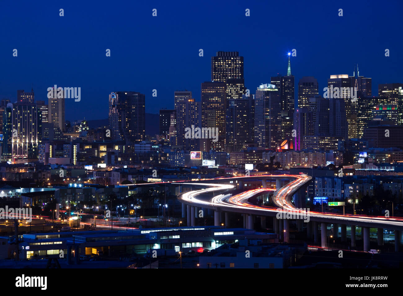 USA, California, San Francisco, Potrero Hill, Blick auf Innenstadt und I-280 Autobahn, Abend Stockfoto