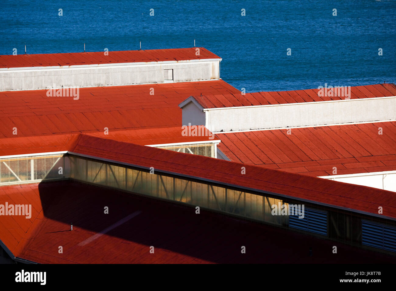 USA, California, San Francisco, Presidio, Golden Gate National Recreation Area, Crissy Field Dächer der historischen Flugzeughangars Stockfoto