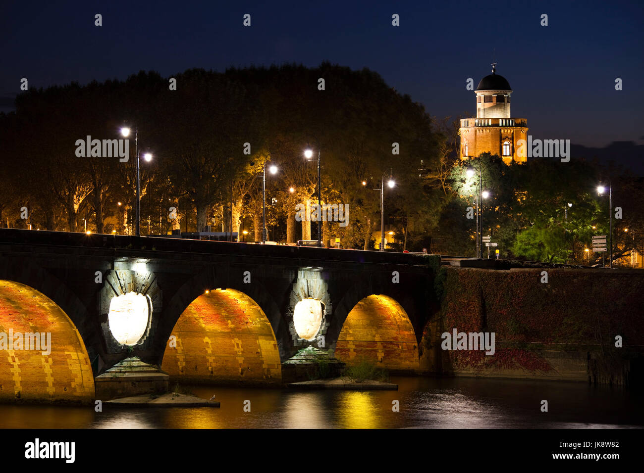 Frankreich, Region Midi-Pyrénées, Departement Haute-Garonne, Toulouse, Pont Neuf Brücke und Le Chateau de l ' Eau-Foto-Galerie in einem Wasserwerk, Abend Stockfoto