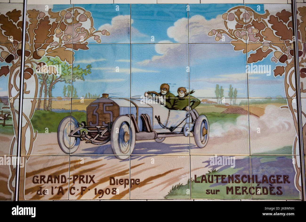 Frankreich, Region Puy-de-Dome-Abteilung, Auvergne, Clermont-Ferrand, L'Aventure Michelin Museum, Anfang des 20. Jahrhunderts Rennen Auto Mosaik Stockfoto