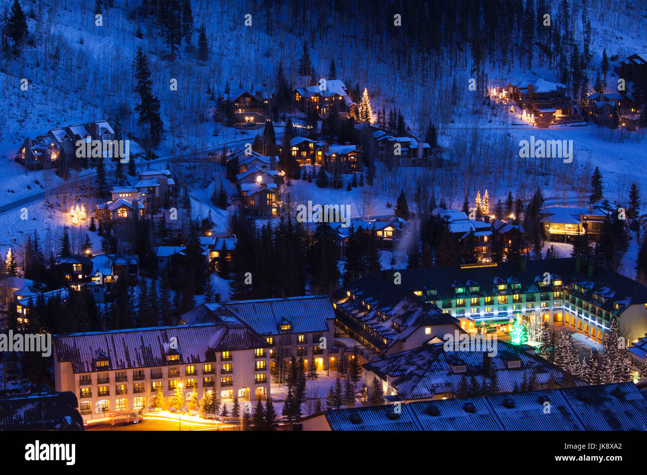 USA, Colorado, Vail, erhöhten Blick auf Vail Cascade Resort Hotel, Dämmerung, winter Stockfoto