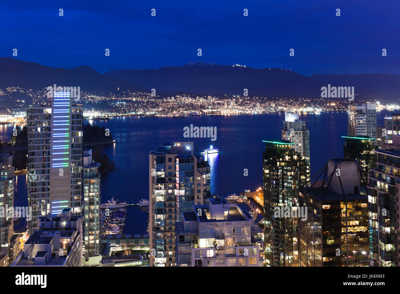 Kanada, British Columbia, Vancouver, erhöhte Stadtansicht in Richtung Vancouver Harbour, Dämmerung Stockfoto