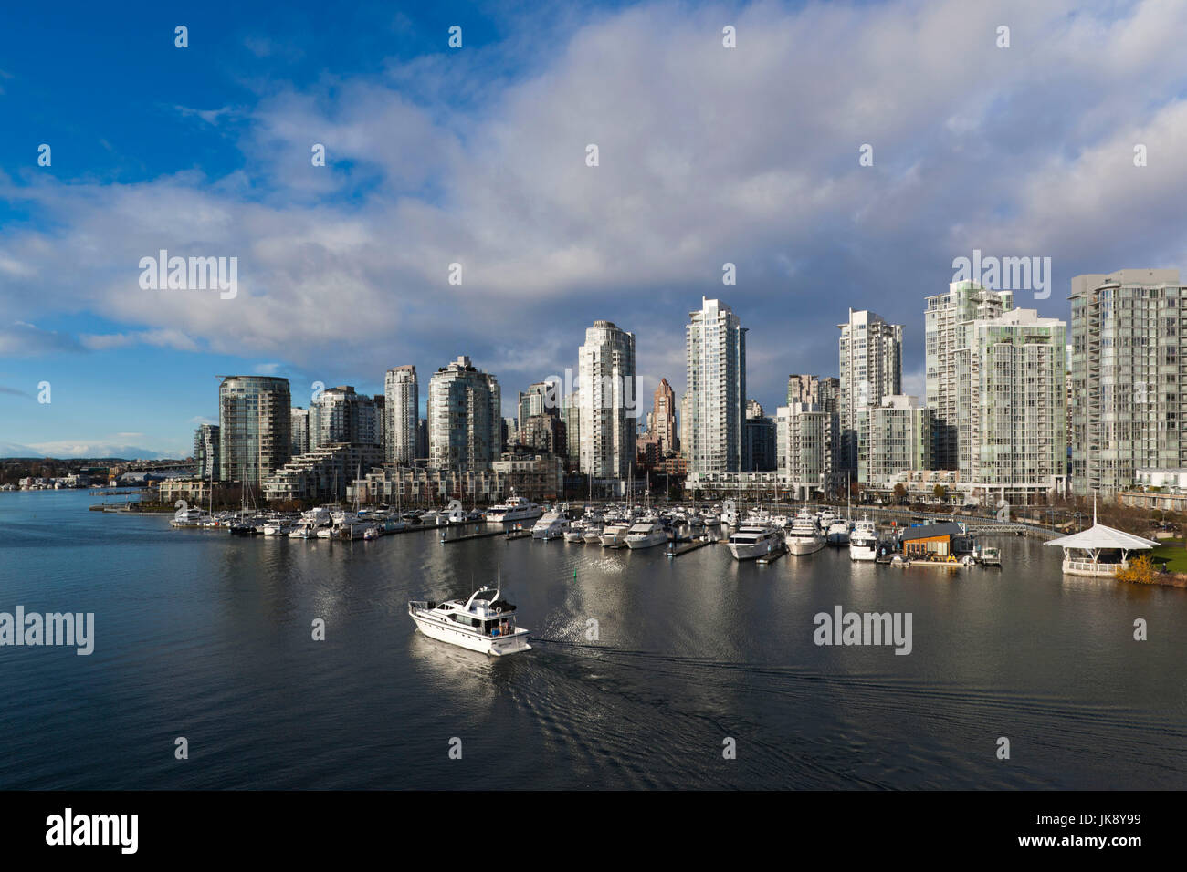 Kanada, British Columbia, Vancouver, Gebäude entlang der False Creek, morgen Stockfoto