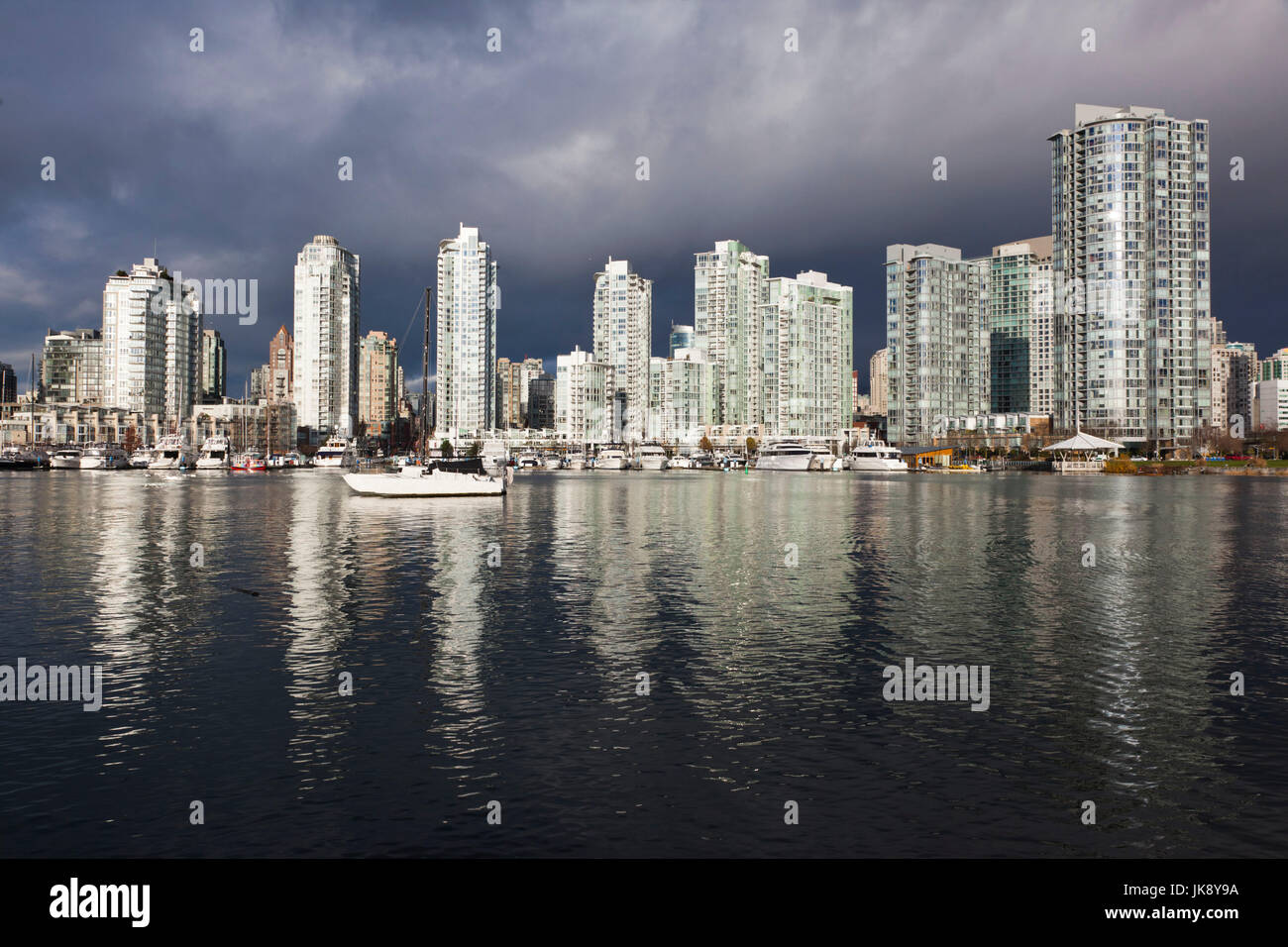 Kanada, British Columbia, Vancouver, Gebäude entlang der False Creek, morgen Stockfoto