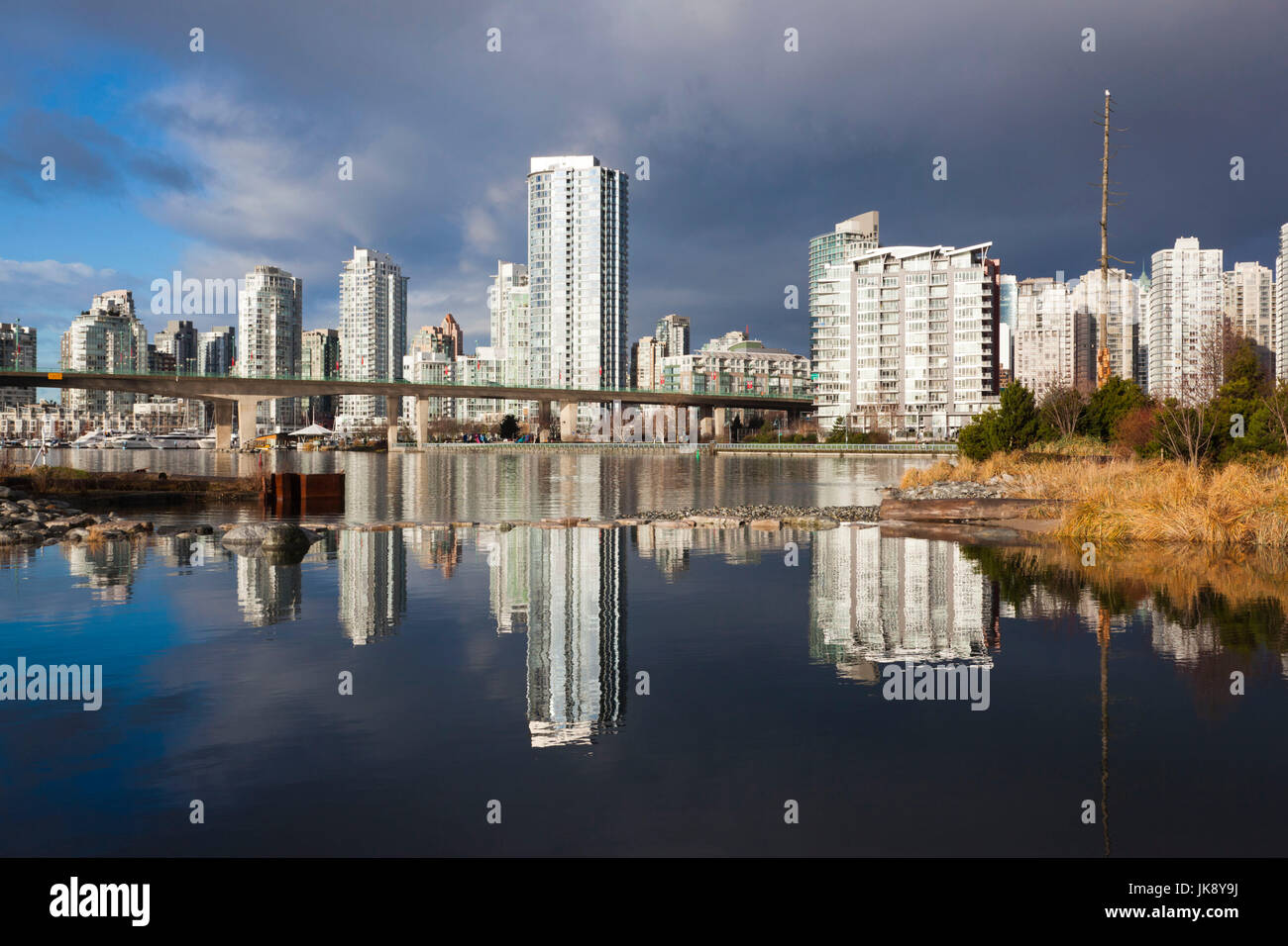 Kanada, British Columbia, Vancouver, Gebäude entlang der False Creek, morgen Stockfoto