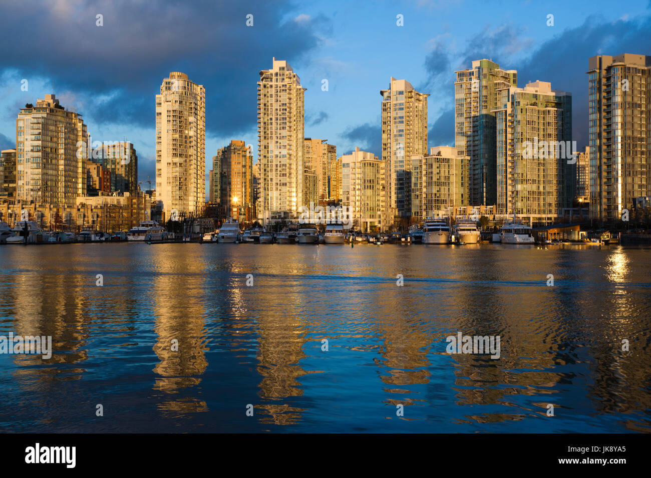 Kanada, British Columbia, Vancouver, Gebäude entlang der False Creek, dawn Stockfoto