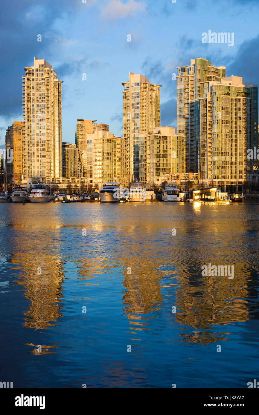 Kanada, British Columbia, Vancouver, Gebäude entlang der False Creek, dawn Stockfoto