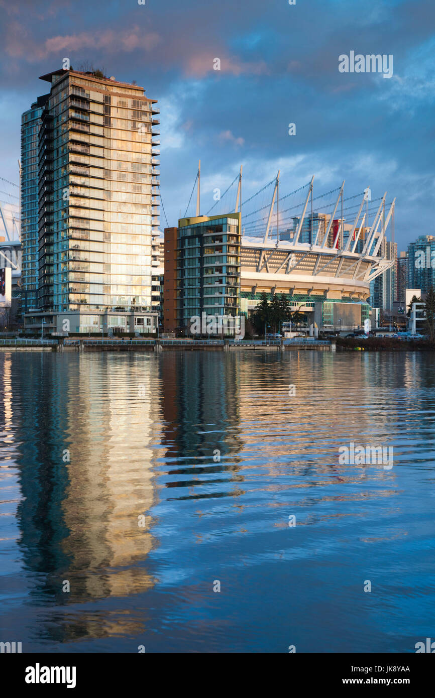 Kanada, British Columbia, Vancouver, Gebäude entlang der False Creek, dawn Stockfoto