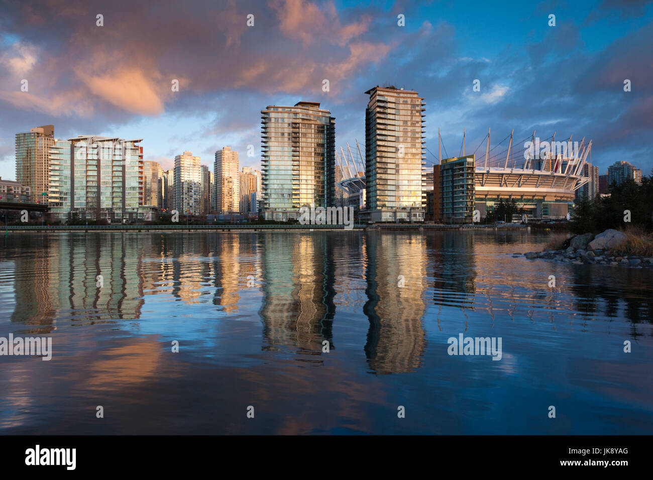 Kanada, British Columbia, Vancouver, Gebäude entlang der False Creek, dawn Stockfoto