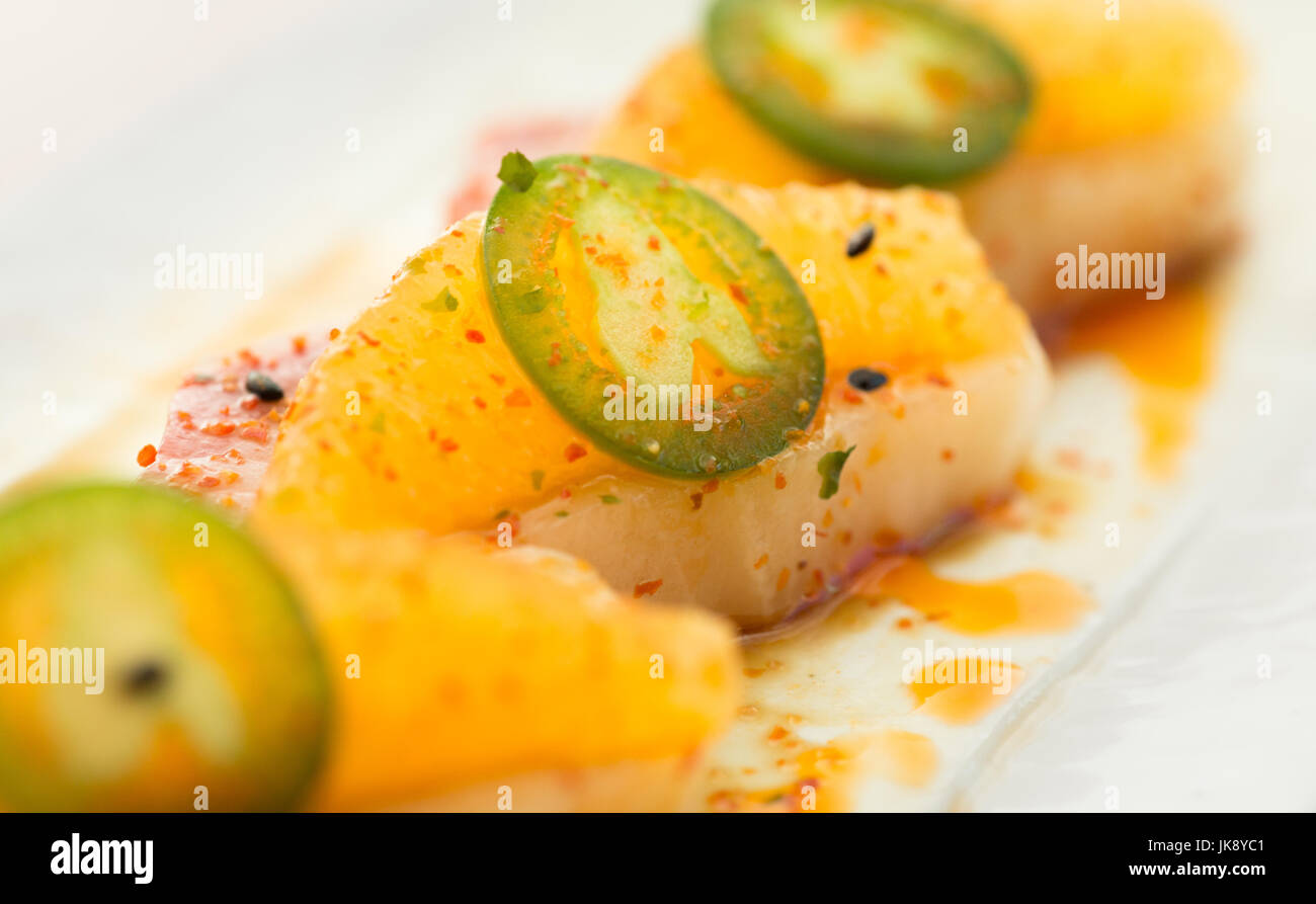 Nahaufnahme von Spezialität high-End Gelbflossen Thunfisch Sushi-Rolle mit Jalapeno auf Platte fertig zum Verzehr. Stockfoto