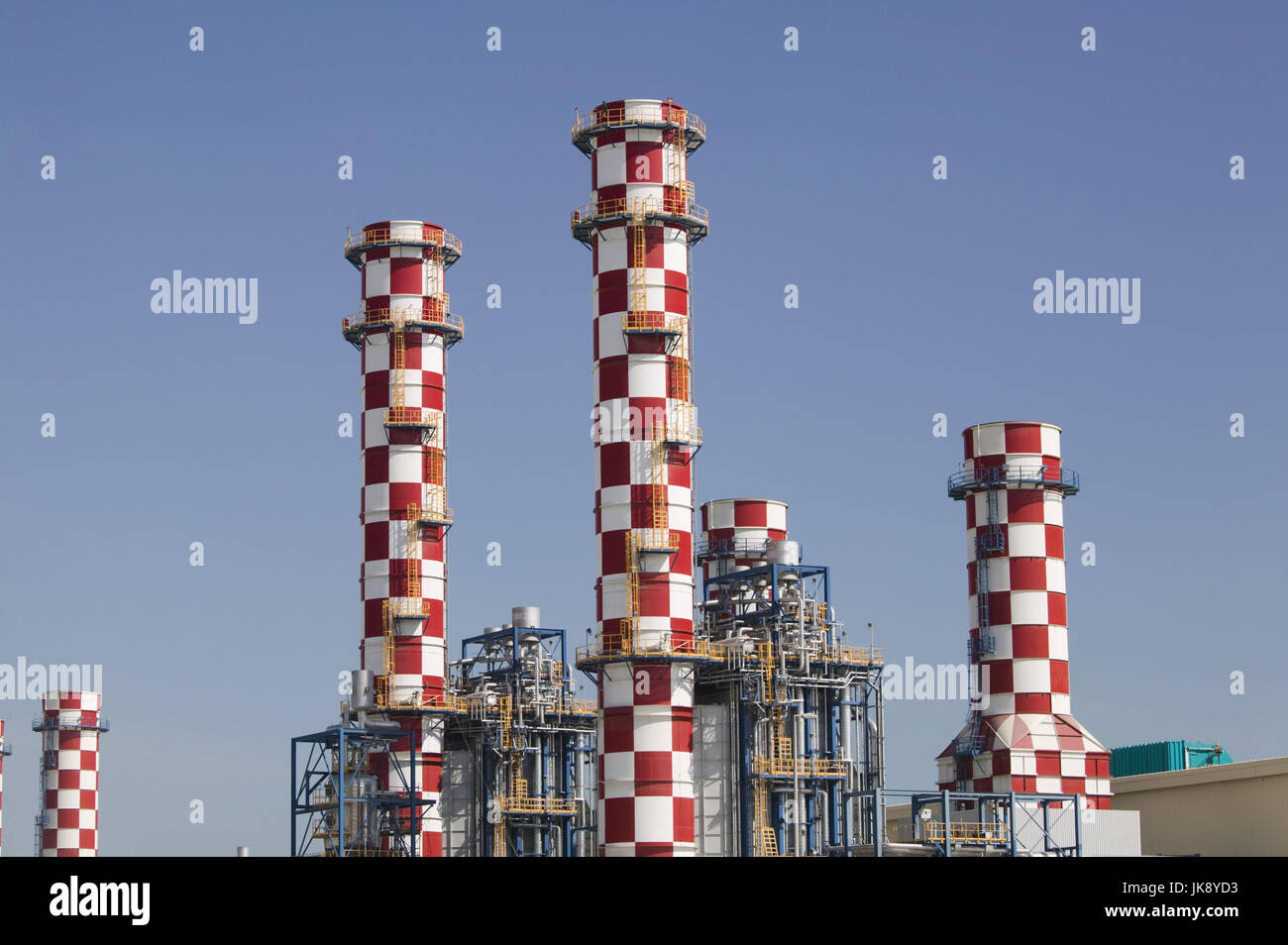 Bahrain, Insel Muharrq, Al Hidd, Ölraffinerie, Schornsteine, Kariert, Stockfoto