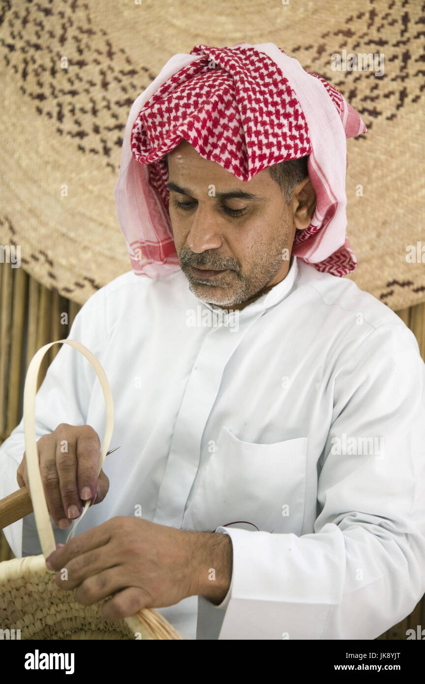 Bahrain, Al Jasra, Al Jasra Handwerkszentrum, Korbflechter, Halbporträt, Stockfoto