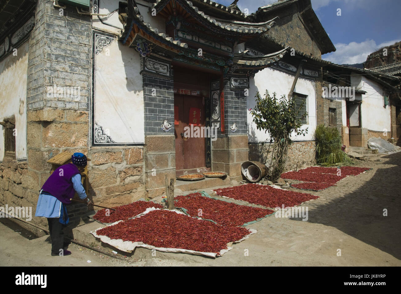 China, Provinz Yunnan, Tianshengying, Frau, Chilischoten, Trocknen, Stockfoto