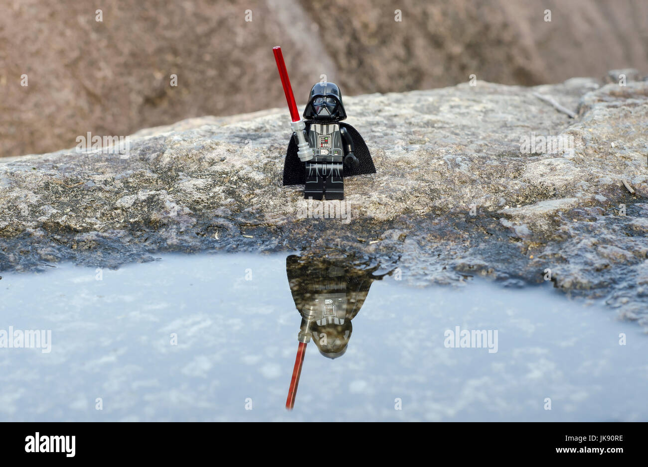 Darth Vader stehend mit Reflexion über den großen Teich Stockfoto