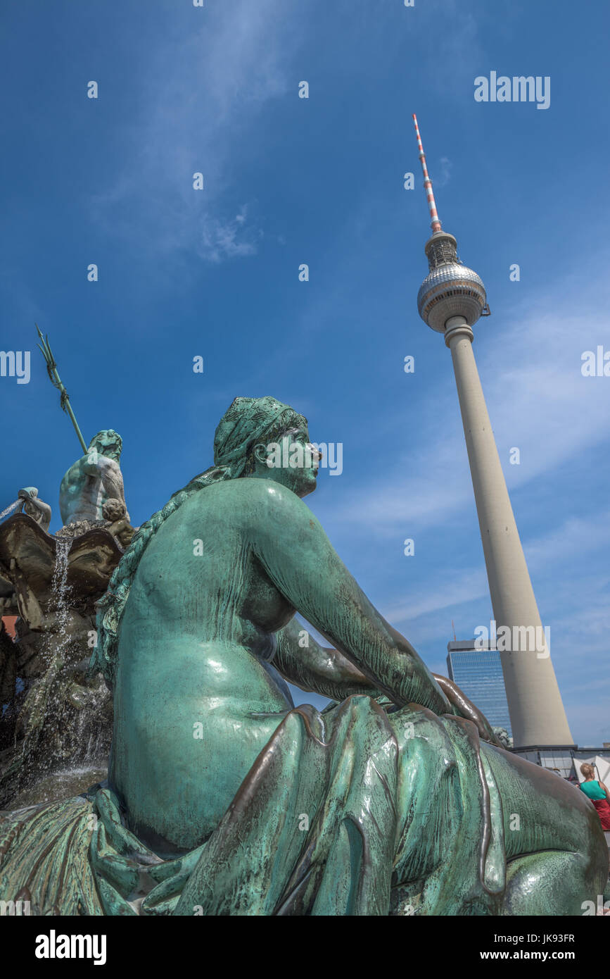 Neptun-Brunnen und Fernsehturm am Alexanderplatz-Platz, Berlin, Deutschland Stockfoto
