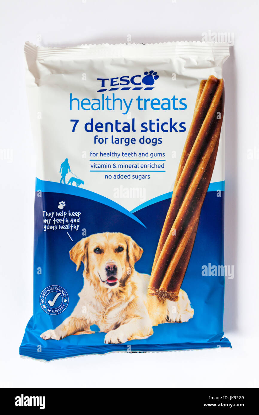 Paket von Tesco gesunde Leckereien 7 dental Sticks für große Hunde, die isoliert auf weißem Hintergrund Stockfoto