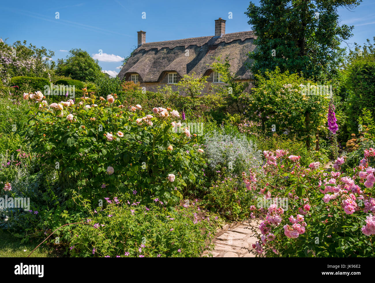 Typische englische Landschaftsgarten mit Landhaus Stockfoto