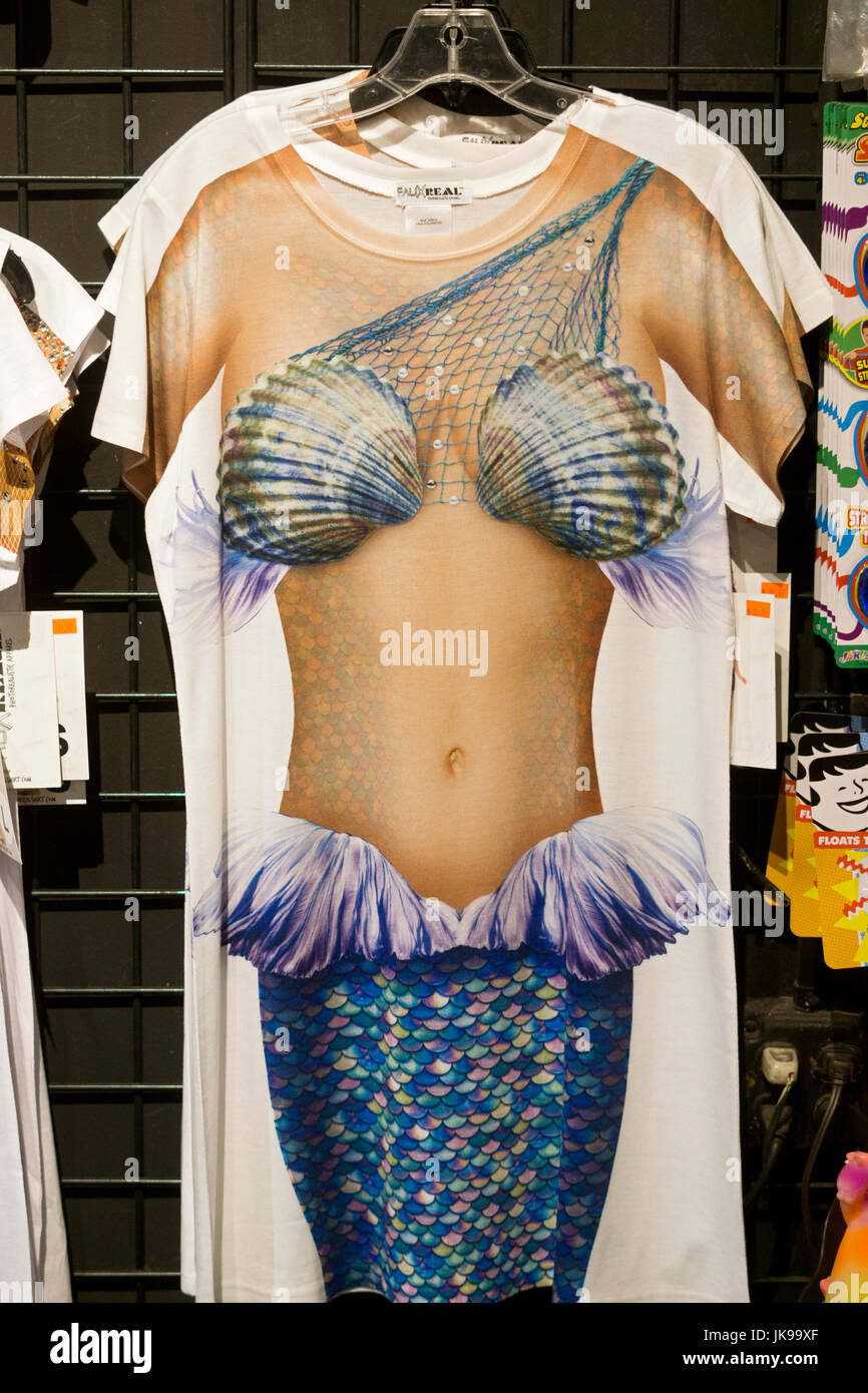 Ein langes t-Shirt zum Verkauf entwickelt, um den Träger, die aussehen wie eine Meerjungfrau. Beim Halloween Adventure in Greenwich Village, New York City. Stockfoto
