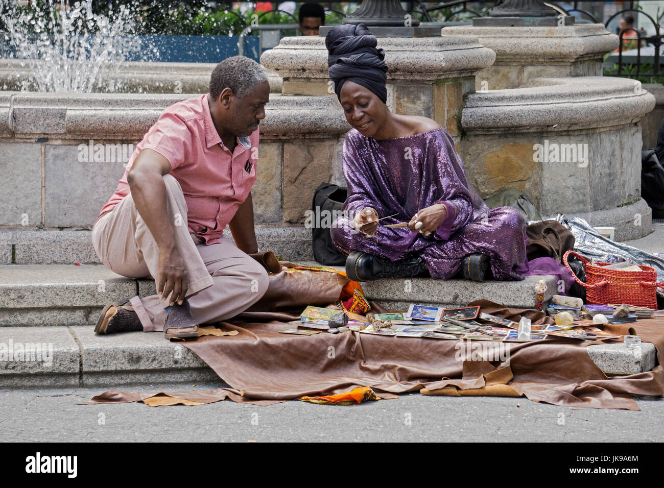 Eine psychische Tarot Karte Leser Geber eine Lesung im Union Square Park in Manhattan, New York City Stockfoto