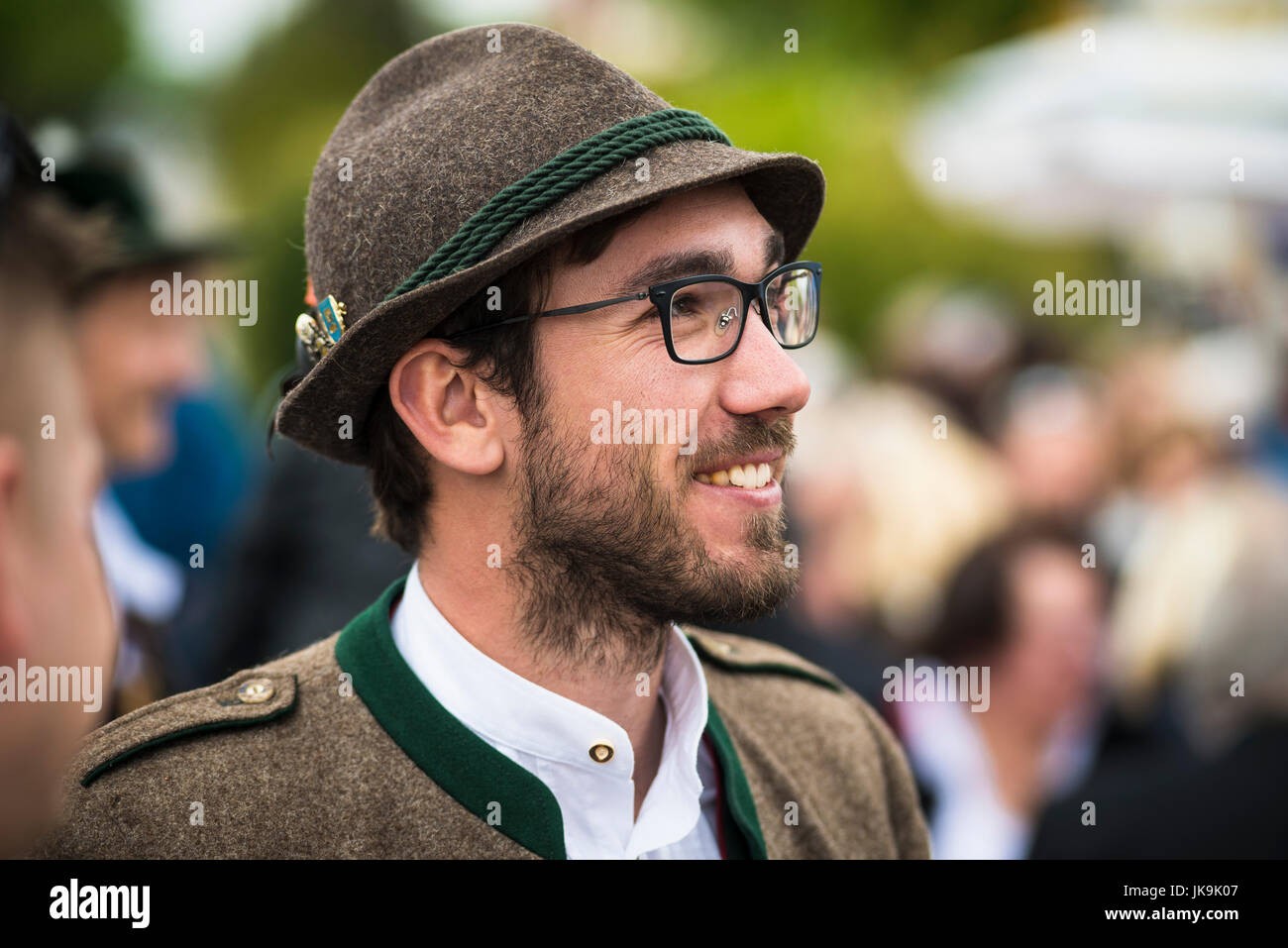 Deutscher Mann in traditioneller Tracht mit bayerischer Filzhut mit Haarbüschel aus einer Gämse und Knöpfe Stockfoto