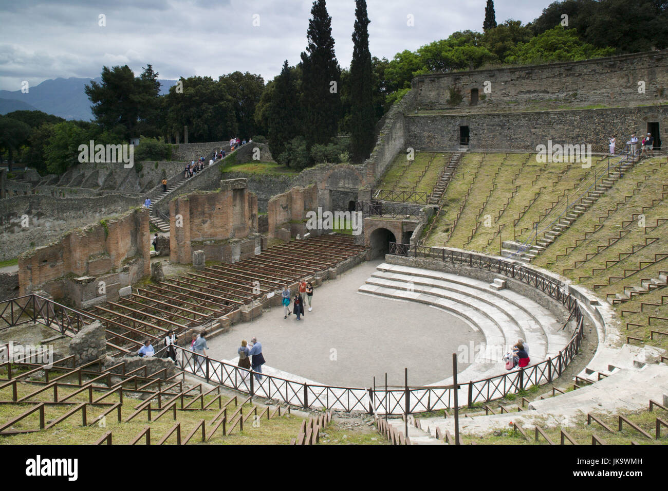 Italien, Kampanien, Pompeji, Amphitheater, Ruinen, Besucherausweis, Süditalien, Reiseziel, Ruinenstadt, Wallfahrtsort, Antike Stadt, Altstadt, Zerstört, Großes Theater, Sehenswürdigkeit, Geschichte, Katastrophe, Ruinen, Ausgrabungen, UNESCO-Weltkulturerbe, Touristen, Tourismus, Menschen, Stockfoto